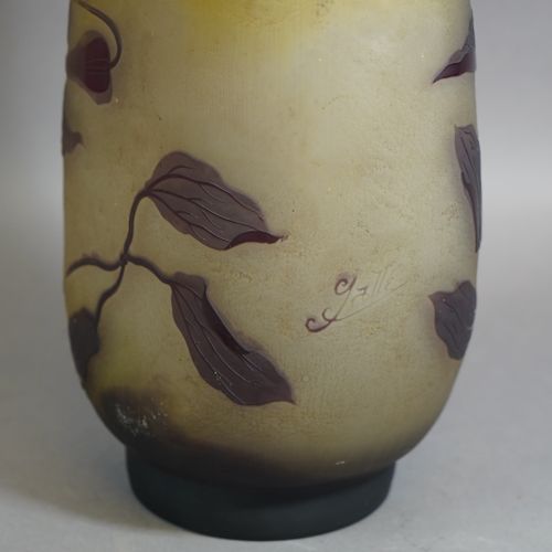 138- Emile GALLE 
Important vase en verre multicouche à décor de fleurs 
Porte u&hellip;