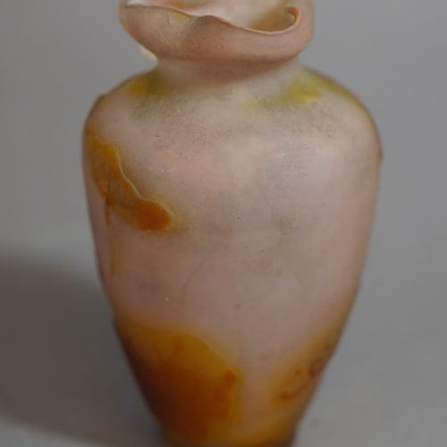 296- Emile GALLE 
Vase en verre multicouche à décor de capucines 
H : 12 cm