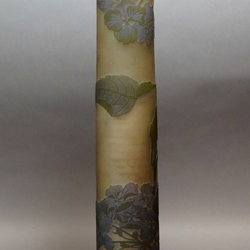 139- Emile GALLE 
Important vase rouleau en verre multicouche à décor de fleurs &hellip;