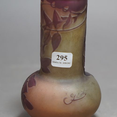 295- Emile GALLE 
Vase en verre multicouche à décor de fleurs d'acacia 
H : 15 c&hellip;