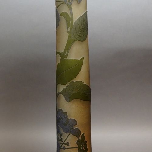 139- Emile GALLE 
Important vase rouleau en verre multicouche à décor de fleurs &hellip;