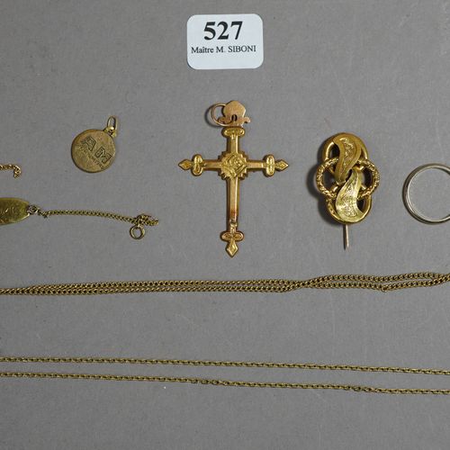 Null 527- Lot comprenant : croix, chaînes, broches, bracelet, médailles et débri&hellip;