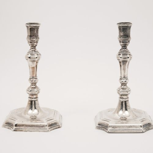 Null Ein Paar silberne Kerzenständer. Meistermarke WS, Stadtmarke Den Haag, 1743&hellip;