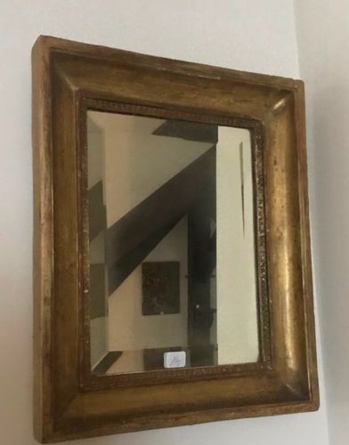 Null Paire de miroirs rectangulaire en bois et stuc doré, un miroir ovale perlé &hellip;