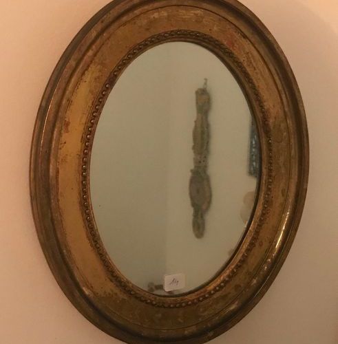 Null Paire de miroirs rectangulaire en bois et stuc doré, un miroir ovale perlé &hellip;