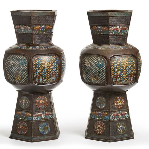 Null JAPON - Vers 1900
Paire de vases en bronze à patine brune et émaux champlev&hellip;