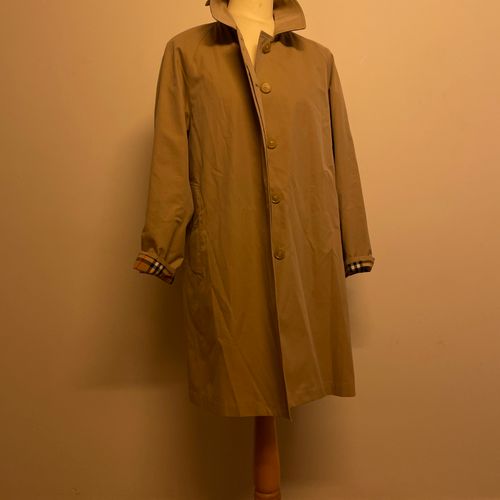 Null Burberry - Trench beige. T.38. Très bon état, avec sa housse de protection.