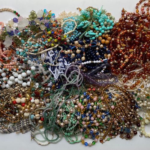 Null Lot of costume jewelry