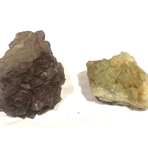 Null 矿物 - 两个萤石。墨西哥(?)的一个