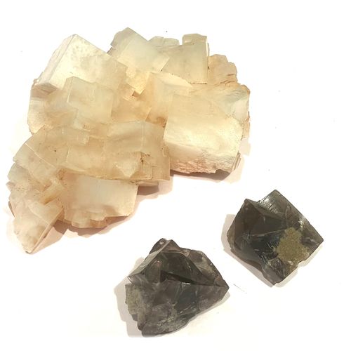 Null 矿物质 -

光卤石（岩盐） 波兰

两块紫罗兰色的萤石美国（？）