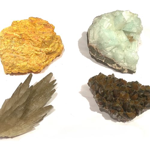 Null 矿物质 -

秘鲁，奥皮姆

来自印度的叶蜡石

中国双色方解石（胶合方解石晶体）

复原的方解石 美国