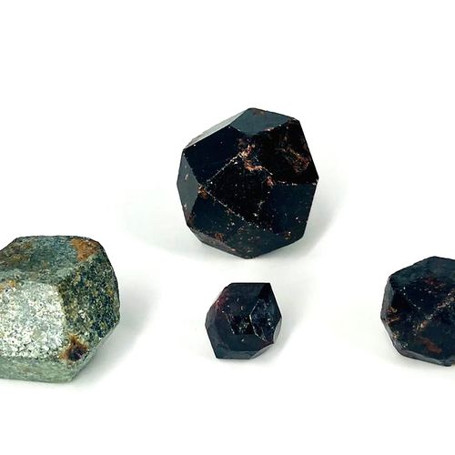 Null 矿物 - 四颗石榴石（马里）