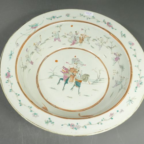 Null Grand plat en porcelaine de Chine, famille rose ( Ø 36cm)