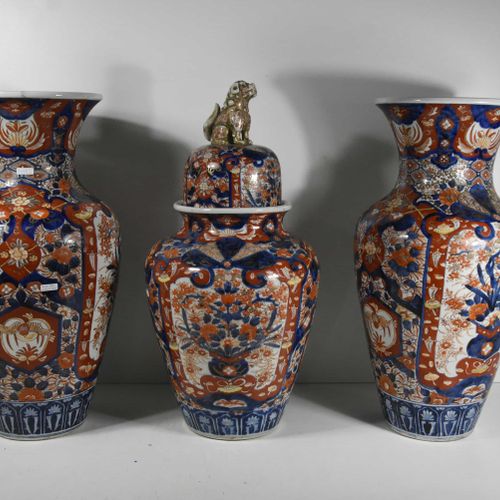 Null Pot couvert et paire de vases Japon 19ème (1 cassé) Ht 55cm