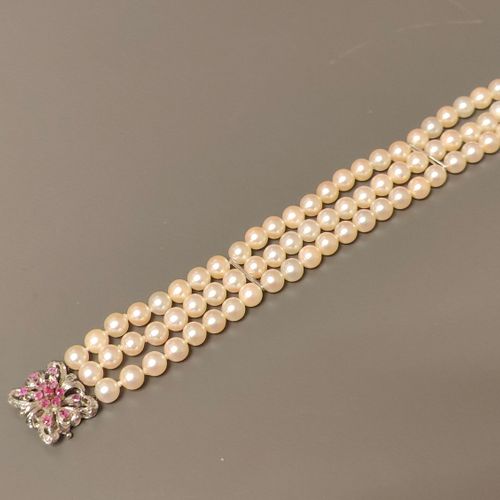 Null Bracelet 3 rangs de perles (très beau lustre)fermoir serti de saphirs rose,&hellip;