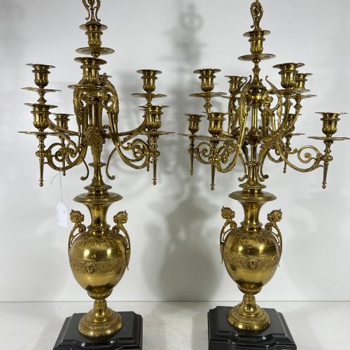 Null Paire de candélabres en bronze doré sur socle en marbre (Ht 80cm)
