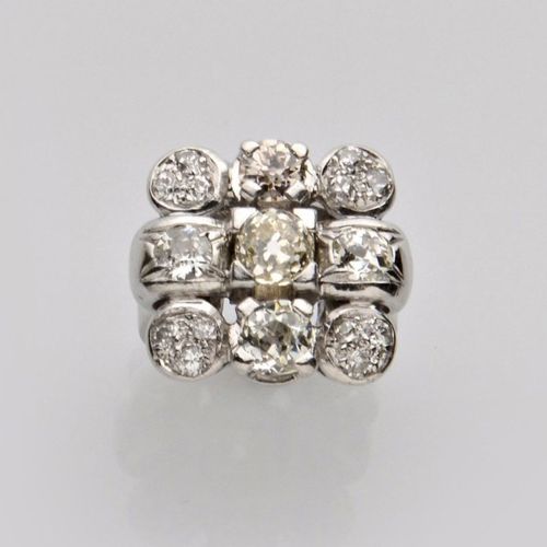 Null BAGUE en or gris sertie de cinq diamants de taille ancienne disposés en cro&hellip;