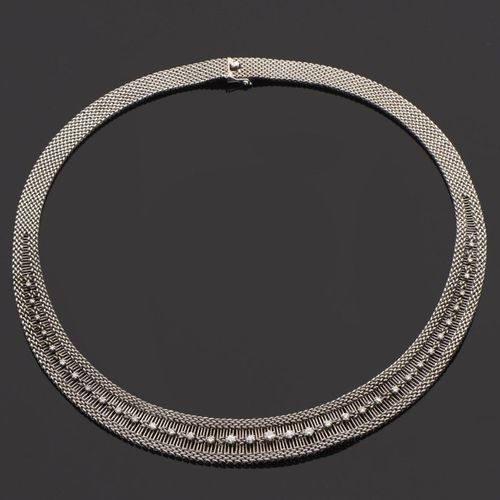 Null COLLIER draperie en or gris serti de trente cinq brillants disposés en chut&hellip;