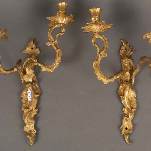 Null 一对巴洛克风格的壁炉。波茨坦1750年。青铜，火镀金，双臂弯曲，每个高度=35厘米，每个宽度=25厘米，每个深度=15厘米。