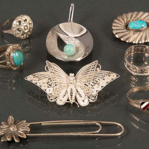 Null Mixed brooches, rings, money clip. Silver, ca. 43 g, ring sizes 53 to 60.