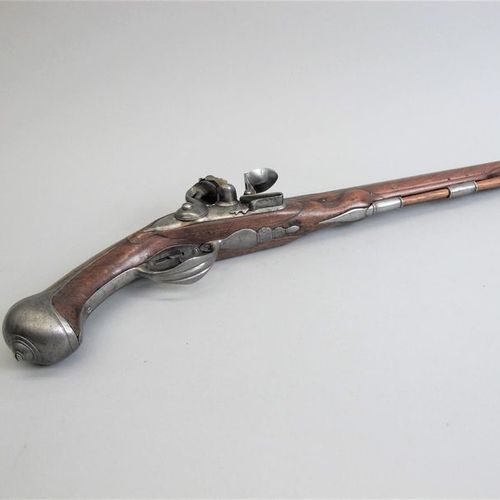 Null Long pistolet, platine à silex et à corps rond. Fût long et crosse en noyer&hellip;