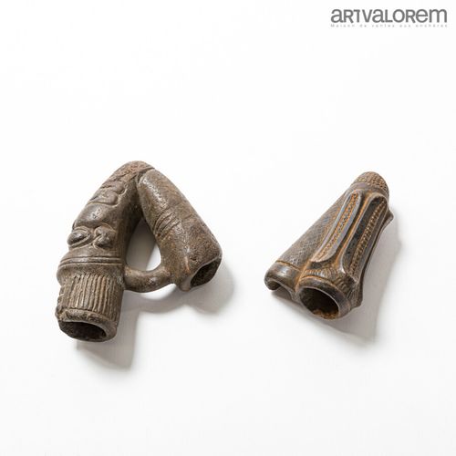 Lot de deux fourneaux de pipe en terre cuite BAMILEKE (Cameroun) 
L. 14 et 11 cm&hellip;