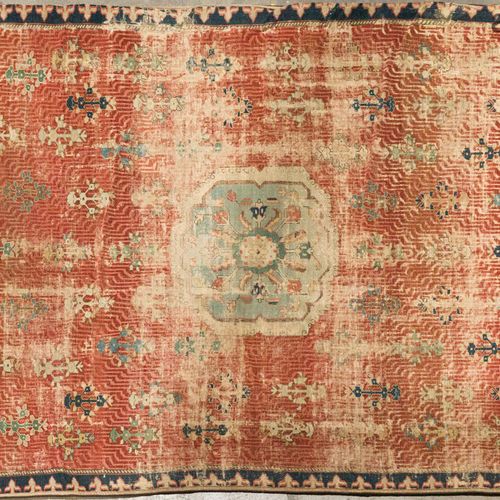 Null 17 世纪末至 18 世纪初的库尔德作品
波斯西北部
名为 Chahar bagh 的罕见花园地毯

羊毛天鹅绒，棉布衬底。覆盆子色的地毯上装饰着细线&hellip;