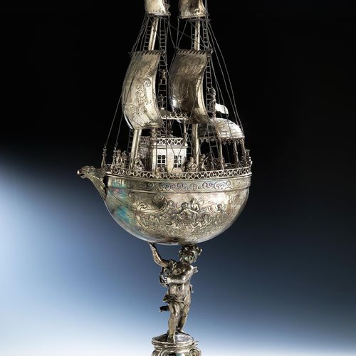 Tafelaufsatz in Form eines Schiffes Höhe: 74 cm. Gewicht: 2480 g. Die Segel und &hellip;