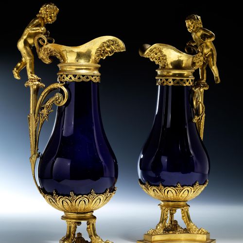 Paar Louis XVI-Zierkannen aus vergoldeter Bronze und blauem Porzellan Höhe: je 4&hellip;
