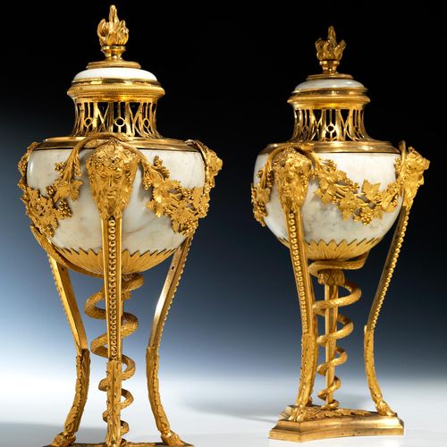 Paar Louis XVI-Brûle-Parfum Höhe: 41 cm. Frankreich, um 1760.Bronze, vergoldetet&hellip;