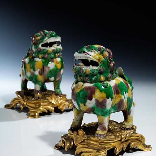 Paar Wucai Fo-Hunde Höhe inkl. Stand jeweils: 19,3 cm. China Kangxi (1662-1722) &hellip;
