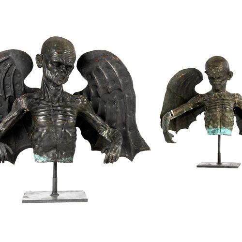 Bronzefiguren in Gestalt geflügelter Dämonen Höhe (jeweils mit modernem Metallso&hellip;