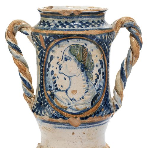 Vase mit tordierten Henkeln Höhe: 21,5 cm. Toskana, 16. Jahrhundert. Über unglas&hellip;