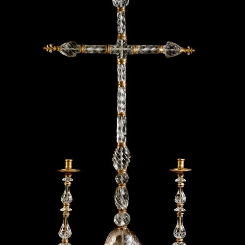 Grosses Altarkreuz in Bergkristall Höhe des Kreuzes: 97 cm.Höhe der Leuchter: 37&hellip;
