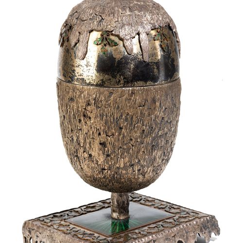Moskauer Fabergé-Silberei Höhe: 28 cm. Gewicht: 3000 g. An mehreren Stellen punz&hellip;