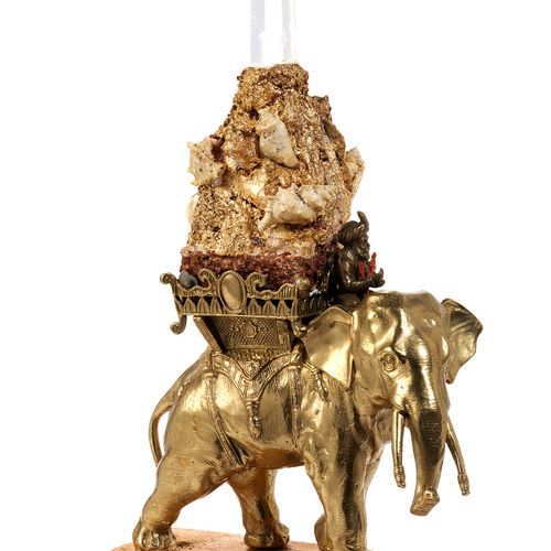 Bronzeelefant mit Aufbau aus Muscheln und Bergkristallobelisken Höhe mit Sockel:&hellip;