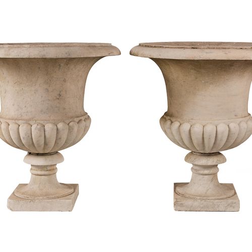 Paar Medici-Vasen Höhe: 66 cm. Durchmesser: 62 cm. Italien, 19. Jahrhundert.In C&hellip;