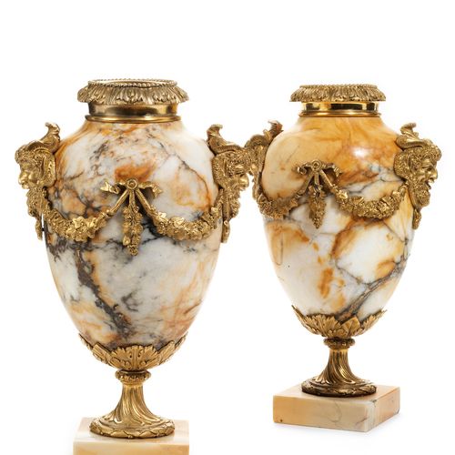 Paar Louis XVI-Kaminvasen in Marmor und vergoldeter Bronze Höhe: je 26 cm. Ovalo&hellip;