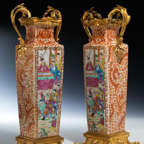 Paar montierte Vasen mit höfischen Szenen Height: 42 cm. 
 Width: 16 cm. 
 Depth&hellip;