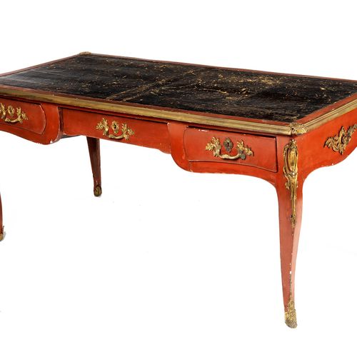 Louis XV-Bureau Plat 高度：74厘米。
宽度：163厘米。
深度：81厘米。
法国。

红色漆面木质桌板，四条优雅的弧形桌腿，桌脚和青铜配件&hellip;