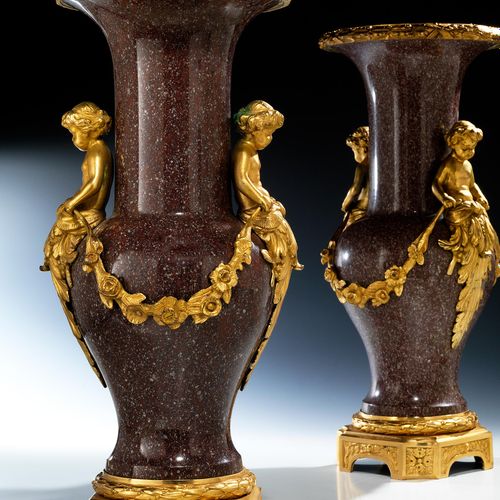 Paar dekorative Porphyrvasen 高度：每个47.5厘米。

，花瓶呈柱状，经过抛光。设计和镀金的青铜装饰--女性半身像之间的叶状物，八&hellip;