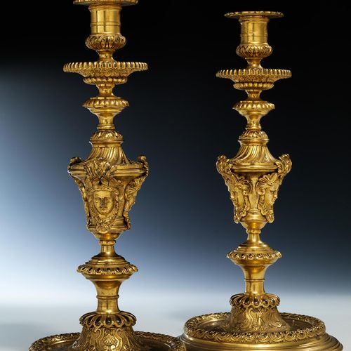 Paar bedeutende Régence-Tischleuchter 高度：39厘米。
法国，约1720年。

青铜和火镀金。栏杆状的轴体耸立在宽大的、有&hellip;