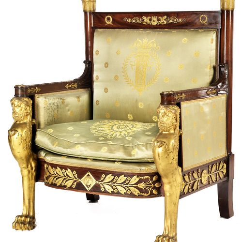 Empire-Fauteuil 靠背高度：104厘米。
座椅高度：40厘米。
法国，约1810年。

拿破仑风格的庄严的座椅家具，两侧靠在狮爪脚上，其末端是由刺&hellip;