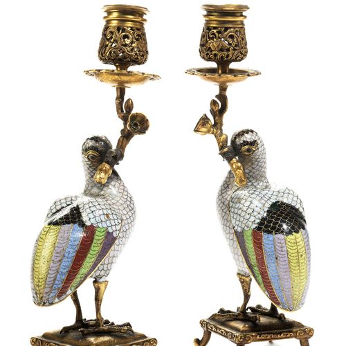 Paar Cloisonné-Vögel als Kerzenstöcke 高度：27厘米。
中国和法国，19世纪。

青铜和黄铜，用cloissonné技术镀&hellip;
