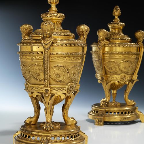 Paar Louis XVI-Cassolettes 高度：33.3厘米。
巴黎，18世纪下半叶。

青铜器，铸造，凿刻和镀金。圆顶花瓶形式，阶梯式à jour&hellip;