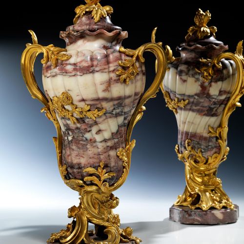 Paar imposante Louis XV-Deckelvasen in Marmor und vergoldeter Bronze Altezza: 40&hellip;