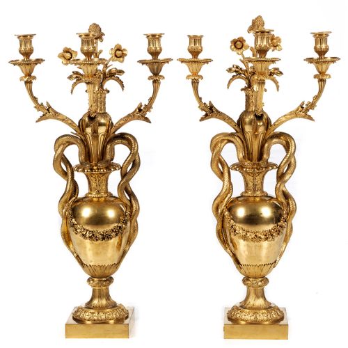 Elegante Kandelabervasen 高度：75厘米。
法国，18世纪末。

青铜器，铸造，镀金和凿刻。在一个方形的底座上面，有底的蛋形，上面有花和&hellip;