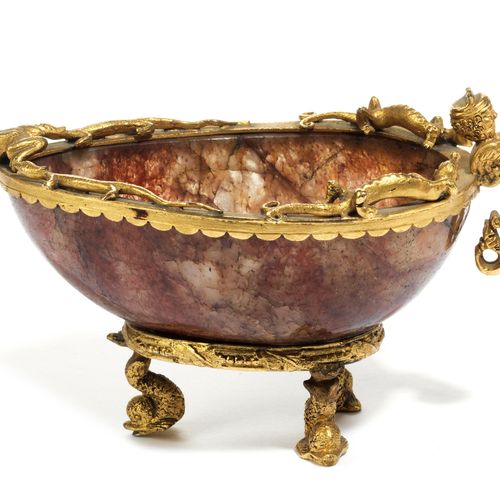 Bronzemontierte Jaspisschale 8.5 x 14 x 9厘米。
德国或法国，19世纪。

碧玉碗，半水滴形，安装有凿刻的镀金铜器。碗站&hellip;