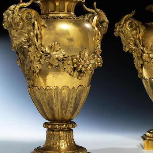 Paar grosse klassizistische Amphorenvasen in feuervergoldeter Bronze Altezza: 43&hellip;