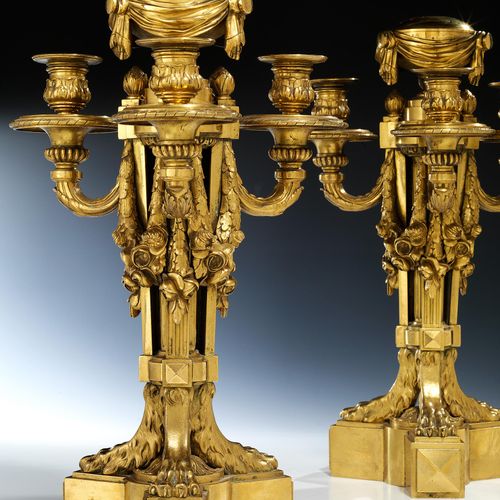Paar bedeutende Louis XVI-Kaminkandelaber mit Brûle-Parfum-Aufsatzvase Höhe: 44 &hellip;